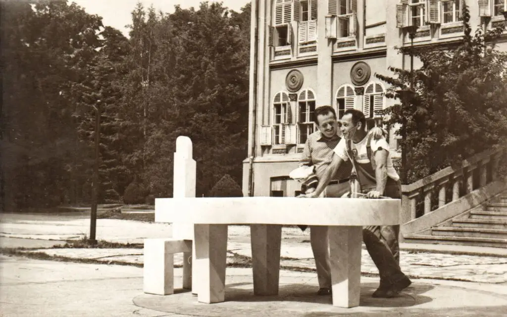 ''Клавир'', 1983, Александар Ђоновић са мајстором ангажованим за постављање скулптуре